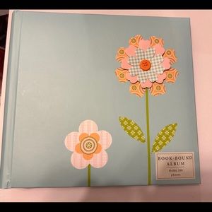 ⭐️NWT! Beautiful Flower accent photo album!